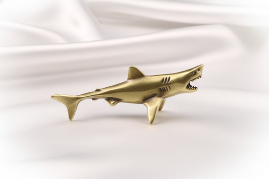1 pc Brass Shark Mini Ornament – Solid Metal Animal Figurine Tea Pet, Retro Desk Sculpture for Office & Home Décor, Collectible Craft