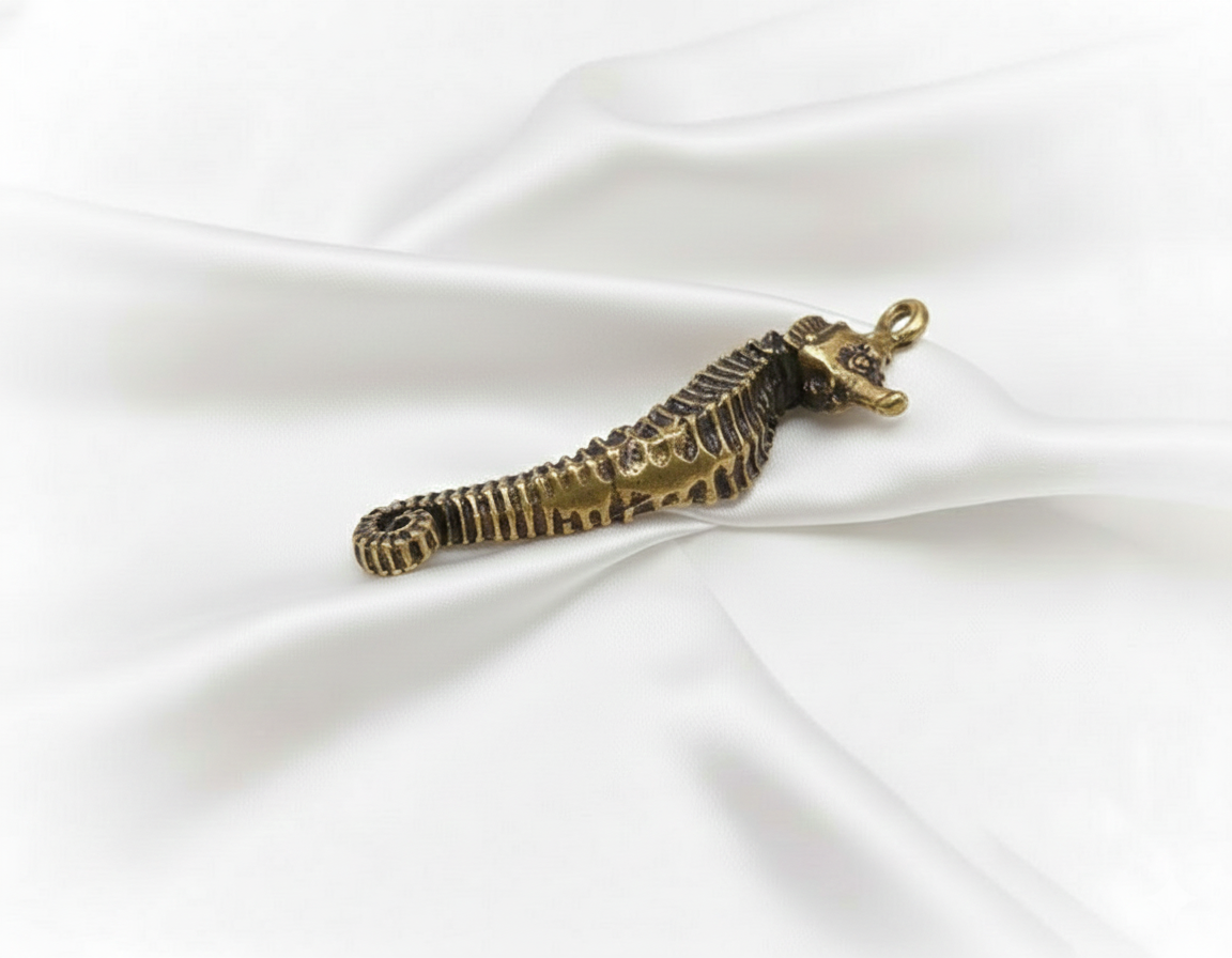 1 pc Retro Brass Seahorse Figurine Key Pendant – Cute Hippocampus Mini Ornament, Marine Animal Collectible Souvenir