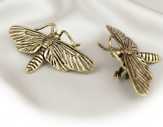 Realistic Brass Moth Sculpture – Vintage Insect Figurine for Desk Decor, Study Room Ornament & Collector’s Display Piece