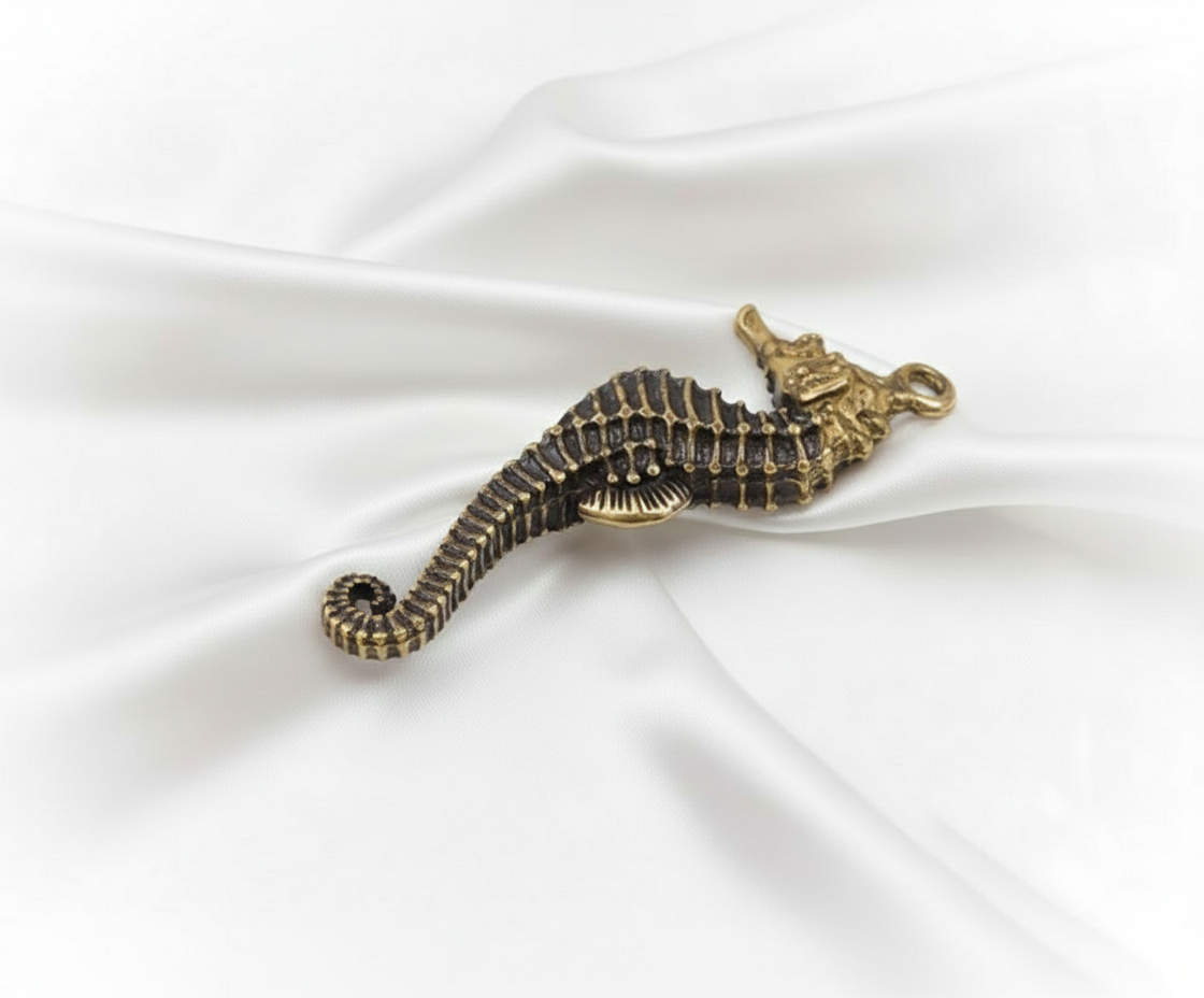 1 pc Retro Brass Seahorse Figurine Key Pendant – Cute Hippocampus Mini Ornament, Marine Animal Collectible Souvenir