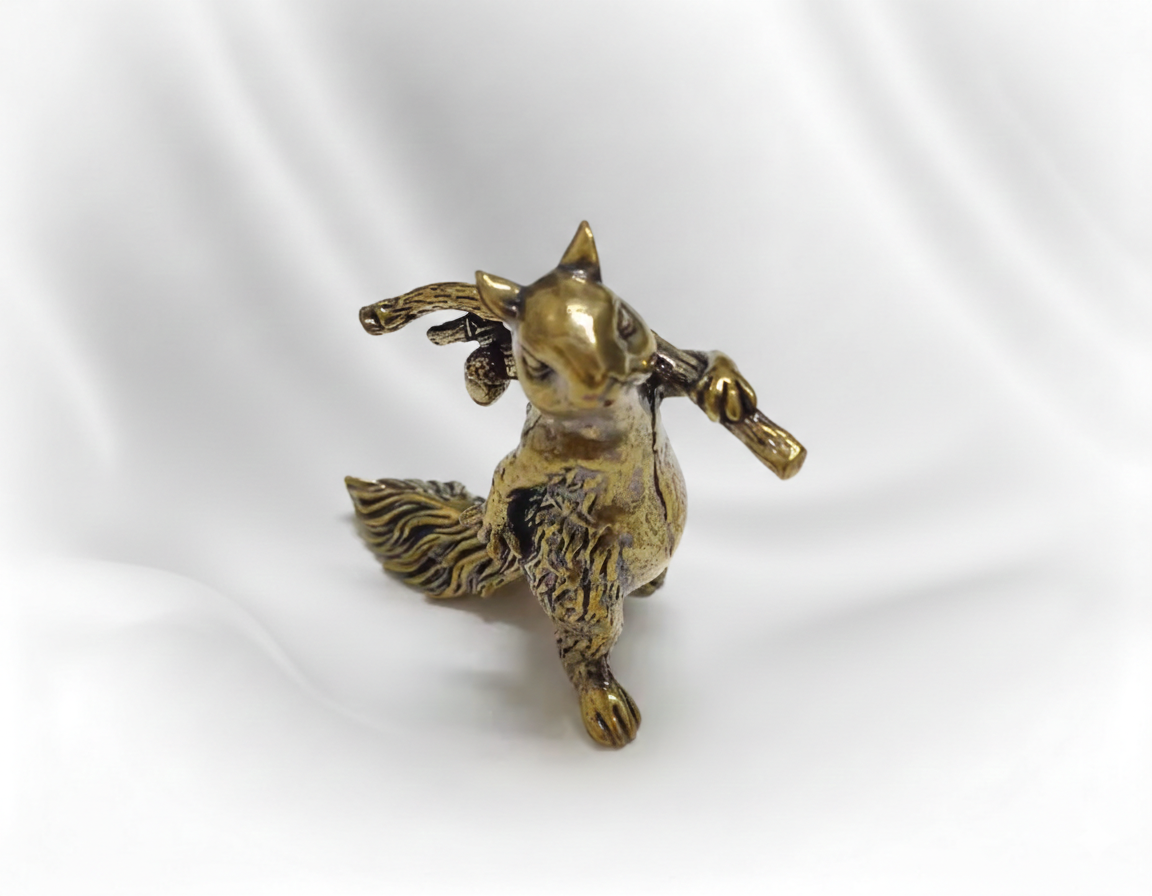1 pc Solid Brass Squirrel Figurine – Mini Bronze Tea Pet Ornament, Anti-Squirrel Desk Decor, Handheld Brass Animal Craft Gift for Office, Home & Tea Table