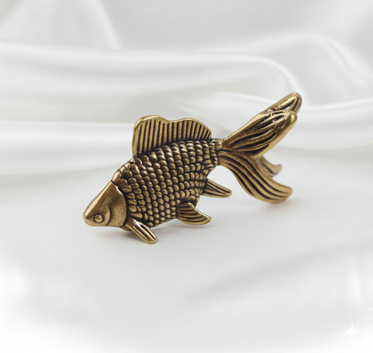 1 Pc Vintage Brass Goldfish Statue – Lifelike Elegant Goldfish Figurine, Lucky Charm Feng Shui Animal Sculpture for Home & Office Décor