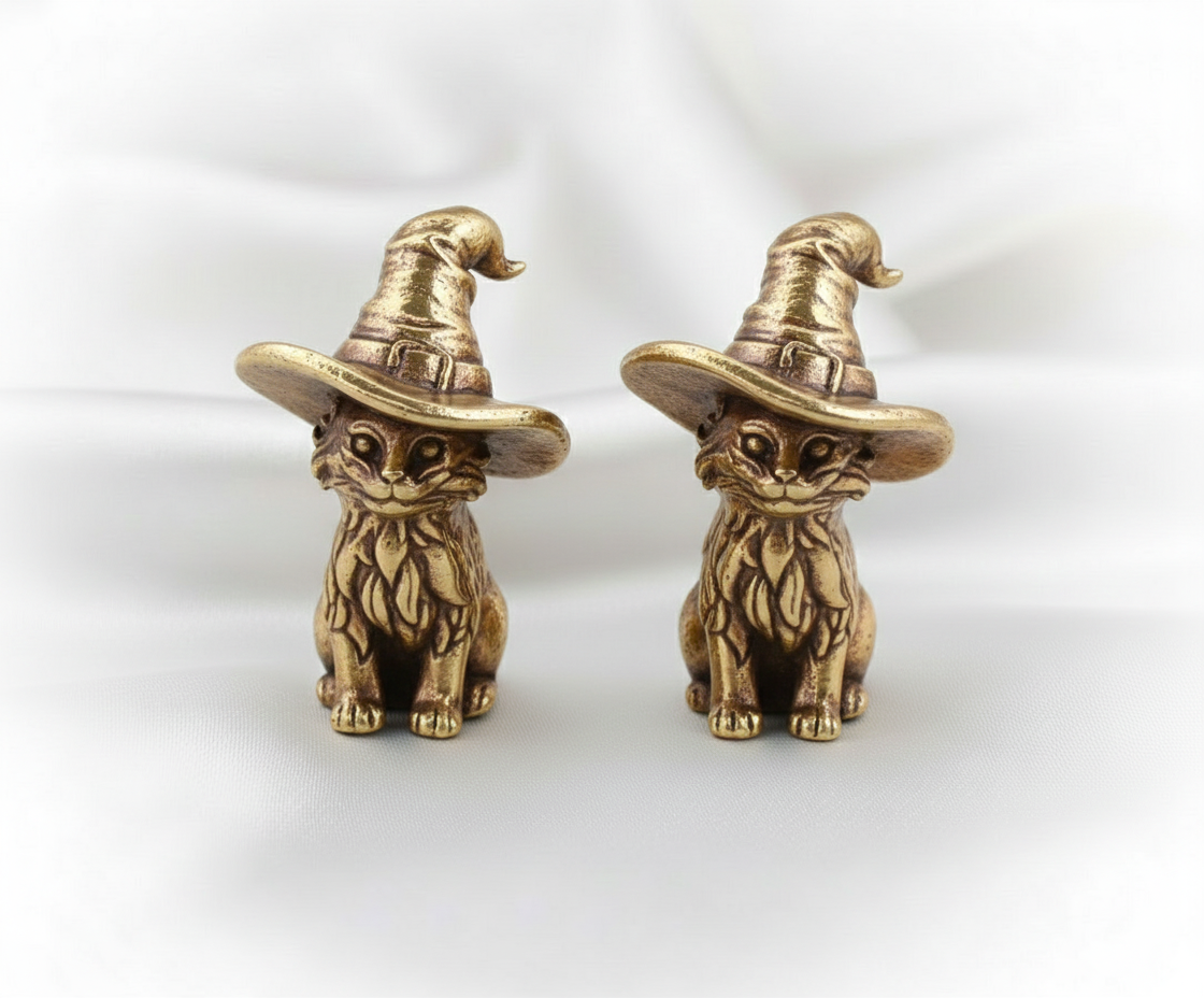 1 pc Cute Sorcerer Cat Mini Statue – Solid Brass Kitten Figurine, Retro Animal Ornament, Creative Witch Cat Home Décor, Small Collectible Gift