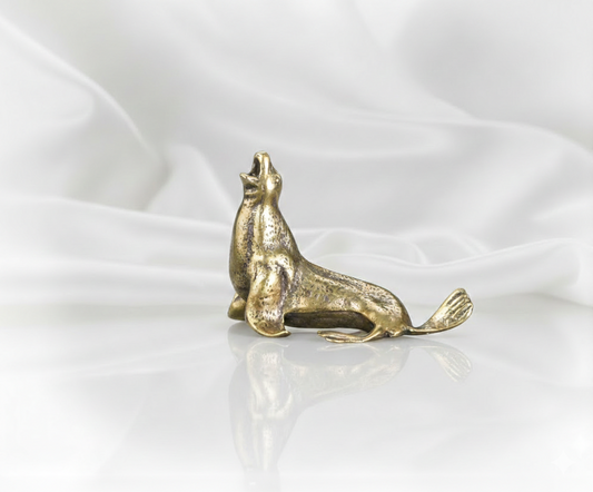 1 PC Mini Brass Sea Lion Figurine – Retro Metal Animal Desktop Ornament, Tea Pet Craft, Home & Office Decoration (4.5cm, 28g)