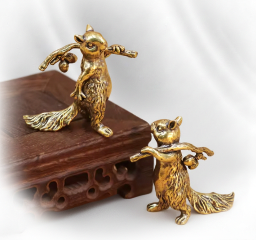 1 pc Solid Brass Squirrel Figurine – Mini Bronze Tea Pet Ornament, Anti-Squirrel Desk Decor, Handheld Brass Animal Craft Gift for Office, Home & Tea Table