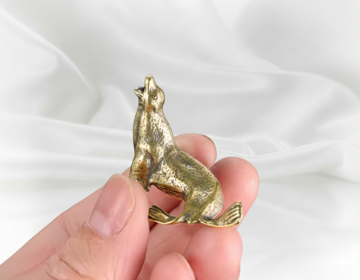 1 PC Mini Brass Sea Lion Figurine – Retro Metal Animal Desktop Ornament, Tea Pet Craft, Home & Office Decoration (4.5cm, 28g)