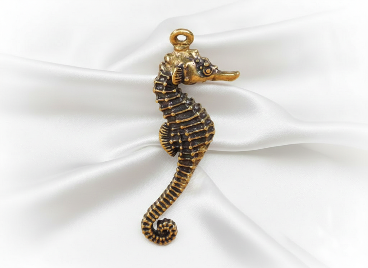 1 pc Retro Brass Seahorse Figurine Key Pendant – Cute Hippocampus Mini Ornament, Marine Animal Collectible Souvenir