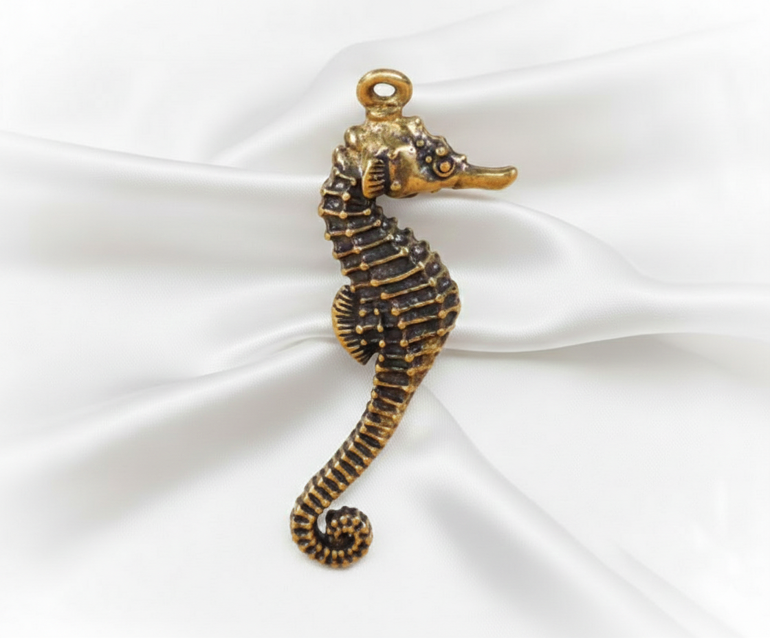 1 pc Retro Brass Seahorse Figurine Key Pendant – Cute Hippocampus Mini Ornament, Marine Animal Collectible Souvenir