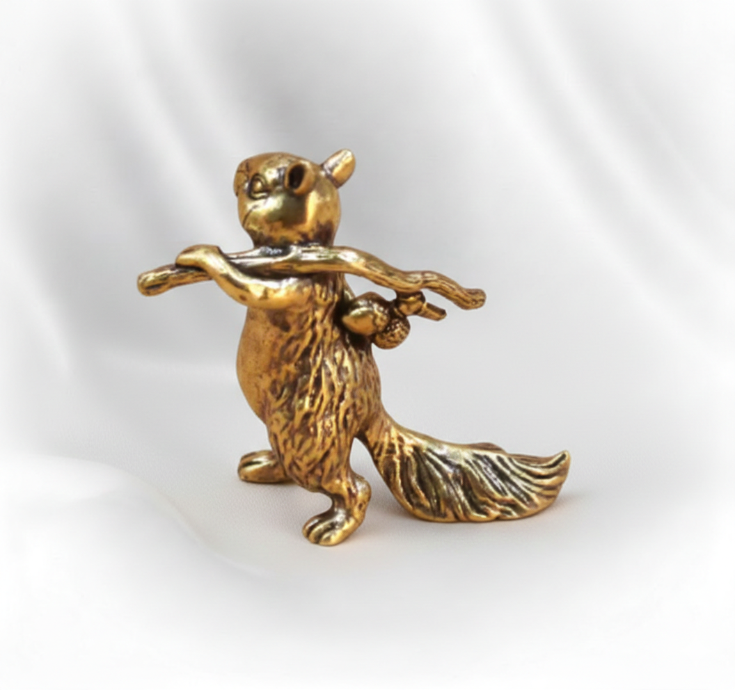 1 pc Solid Brass Squirrel Figurine – Mini Bronze Tea Pet Ornament, Anti-Squirrel Desk Decor, Handheld Brass Animal Craft Gift for Office, Home & Tea Table