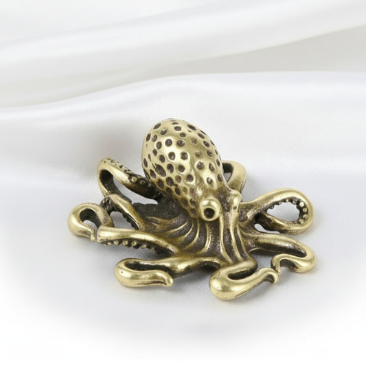 1 pc Mini Brass Octopus Figurine – Antique Copper Animal Sculpture | Creative Desk Ornament, Tea Pet & Home Décor Miniature