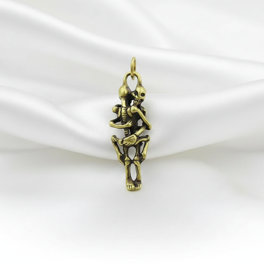 Handmade Pure Brass Skeleton Skull Punk Keychain – Vintage Copper Mini Hug Statue Pendant Funny Gift