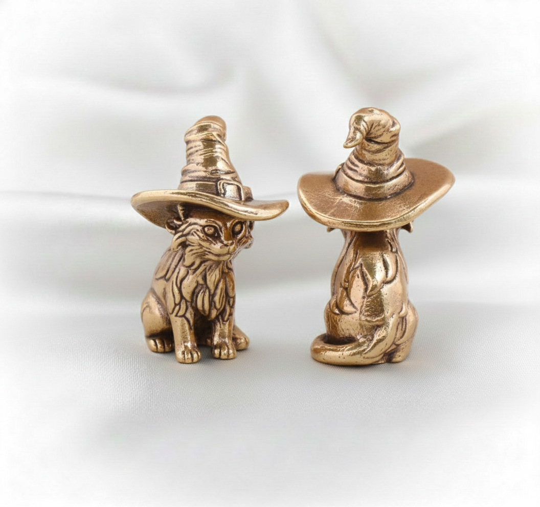1 pc Cute Sorcerer Cat Mini Statue – Solid Brass Kitten Figurine, Retro Animal Ornament, Creative Witch Cat Home Décor, Small Collectible Gift