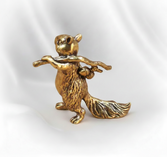 1 pc Solid Brass Squirrel Figurine – Mini Bronze Tea Pet Ornament, Anti-Squirrel Desk Decor, Handheld Brass Animal Craft Gift for Office, Home & Tea Table
