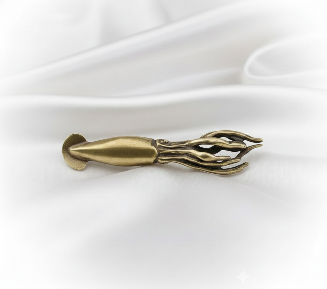 1 pc Brass Squid Mini Figurine – Cute Cuttlefish Marine Animal Ornament, Solid Brass Desk Decoration, Collectible Craft Home Décor Souvenir