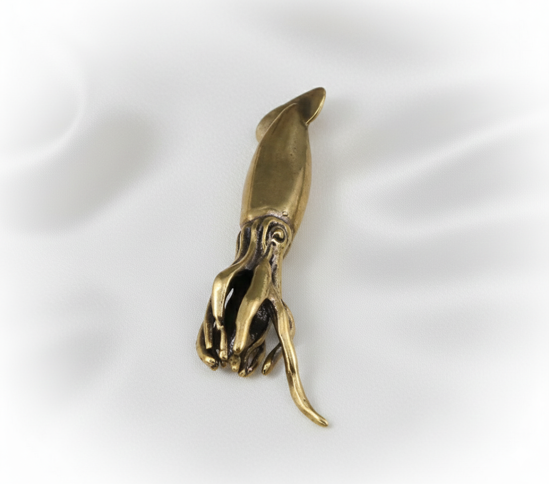 1 pc Brass Squid Mini Figurine – Cute Cuttlefish Marine Animal Ornament, Solid Brass Desk Decoration, Collectible Craft Home Décor Souvenir