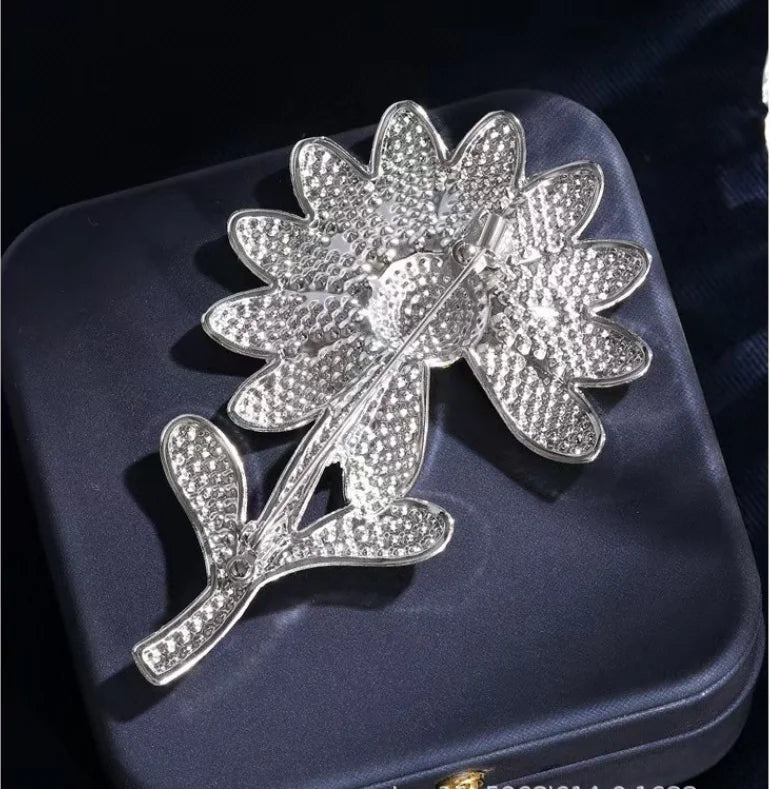 K-Pop G-DRAGON Sunflower Brooch Pin – Retro Handmade Sun Flower Badge for Cosplay & Daily Wear